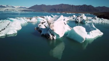 İzlanda 'daki Jokulsarlon buzul gölünde yüzen buzdağlarının yakın çekim görüntüleri. Buz dağlarının manzarası. Artistik buz tabakası. İzlanda 'da eriyen buzullar. Küresel ısınma, iklim