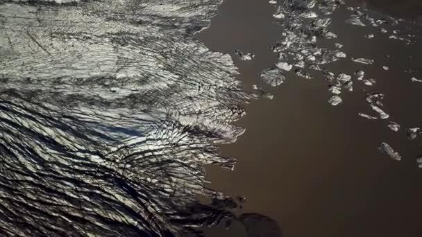 在冰岛的一个湖中漂浮着大量冰山的斯卡夫塔菲尔斯乔克的无人驾驶飞机镜头 Skaftafell冰川湖 冰架的景观 冰岛冰川融化 气候变化 — 图库视频影像