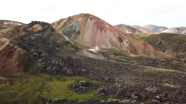 Κινηματογραφικό Υλικό Aerial Drone Ενός Ισλανδικού Τοπίου Εκπληκτικά Βουνά Γύρω — Αρχείο Βίντεο