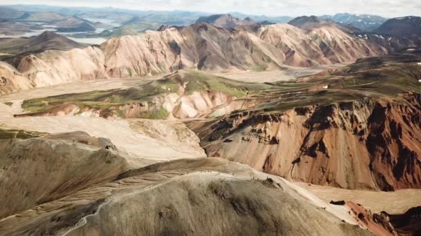Nagranie Drona Islandzkiego Krajobrazu Oszałamiającymi Górami Wokół Landmannalaugar Tęczowe Góry — Wideo stockowe