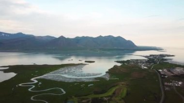Yazın günbatımında Hofn yakınlarında Bodvegur köprüsü etrafında deniz bulunan İzlanda 'nın yeşil doğasına ait hava aracı görüntüleri. Yüksek kalite 4k görüntü