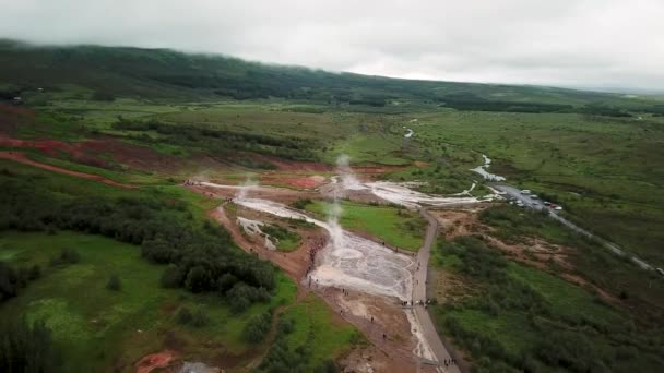 Letecké Záběry Zničujícího Gejzíru Strokkur Islandu Strokkur Součástí Geotermální Oblasti — Stock video