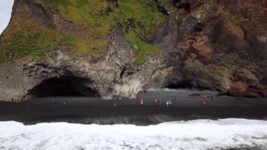 İzlanda 'daki Vik yakınlarında Reynisfjara Sahili' nde bazalt sütunlu bir havadan insansız hava aracı görüntüsü. Siyah kum plajı. Yüksek kalite 4k görüntü