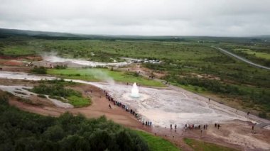 İzlanda 'da püsküren gayzer Strokkur' un insansız hava aracı görüntüleri. Strokkur jeotermal alanın bir parçasıdır. Yüksek kalite 4K görüntü.