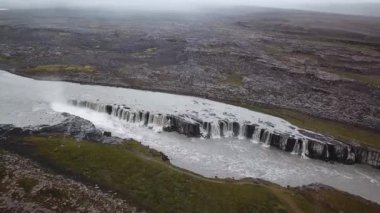 İzlanda 'da Dettifoss yakınlarında başka bir şelalenin insansız hava aracı görüntüleri. Yüksek kalite 4k görüntü.