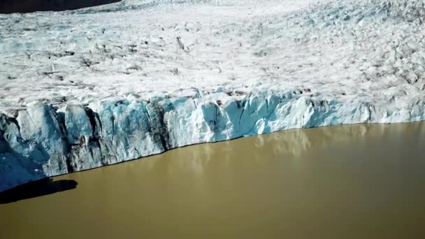 Fjallsarlon冰川泻湖的空中无人驾驶飞机镜头 冰架的景观 艺术的自然冰景 冰岛冰川融化 气候变化 — 图库视频影像