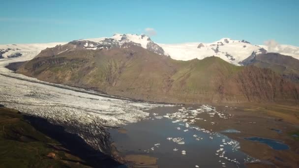Vatnajokull氷舌の空中ドローン映像 氷河のラグーンに浮かぶ氷山とSkaftell氷河 Vatnajokullの景色 芸術的な自然氷の風景 アイスランドの融解氷河 — ストック動画