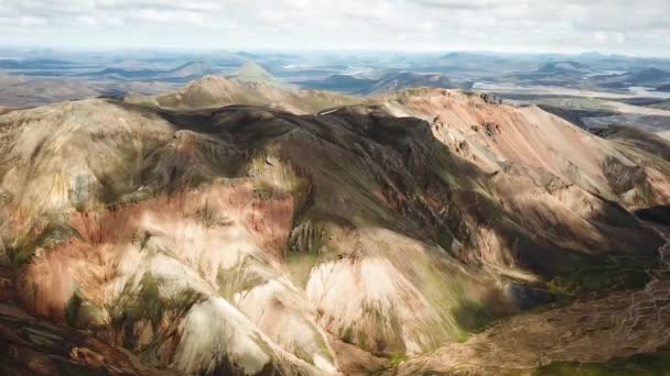 Filmische Drohnenaufnahmen Einer Isländischen Landschaft Mit Atemberaubenden Bergen Rund Landmannalaugar — Stockvideo