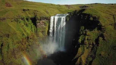 İzlanda 'nın güneyinde gökkuşağı olan Skogafoss Şelalesi' nin 4K hava aracı görüntüleri. Skogafoss, İzlanda 'nın ünlü şelalesi. Skogafoss 'un manzarası, muhteşem doğal mucize..