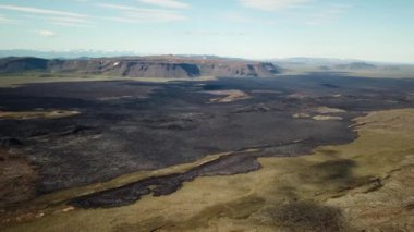 Krafla volkanı yakınlarındaki soğuk lavların 4K hava aracı görüntüleri. Yüksek kaliteli görüntüler.