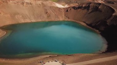 Yazın Viti Krateri 'nin 4K sinematik drone görüntüleri. İzlanda 'nın Hver Myvatn coğrafi bölgesi yakınlarındaki Askja caldera' da turkuaz suyu ve Oskjuvatn gölü ile jeotermal göl. Yüksek kaliteli görüntüler