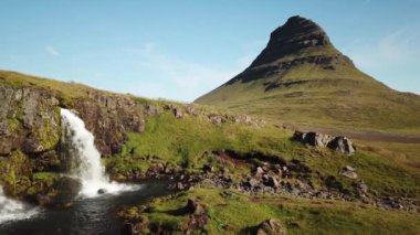 Yazın Kirkjufell Dağı 'nın ve şelalenin Snaefellsnes yarımadasındaki hava aracı görüntüleri. Yüksek kalite 4k görüntü