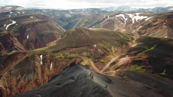 Кінематографічна Плівка Повітряного Дрону Ісландського Ландшафту Приголомшливими Горами Навколо Ландманналаугар — стокове відео