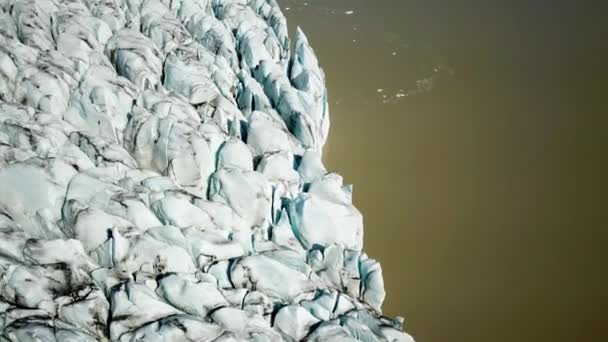 来自冰岛法尔沙隆冰川泻湖上空的无人驾驶飞机镜头 冰架的景观 艺术的自然冰景 冰岛冰川融化 气候变化 — 图库视频影像