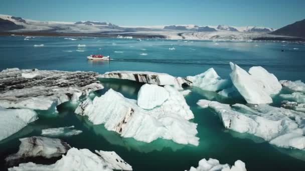 Aerial Drone Footage Amphibian Boat Sailing Icebergs Jokulsarlon Glacier Lagoon — Vídeo de Stock