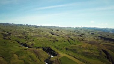 İzlanda doğasının İzlanda 'nın güneyindeki Skogafoss Şelalesi etrafındaki 4K hava aracı görüntüleri. Skogafoss, İzlanda 'nın ünlü şelalesi..