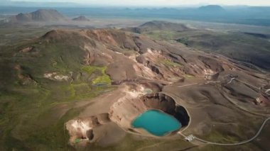 Yazın Viti Krateri 'nin 4K sinematik drone görüntüleri. İzlanda 'nın Hver Myvatn coğrafi bölgesi yakınlarındaki Askja caldera' da turkuaz suyu ve Oskjuvatn gölü ile jeotermal göl. Yüksek kaliteli görüntüler