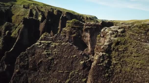 アイスランドのFjadrgljufurキャニオン 南東アイスランドの川の渓谷や風景の素晴らしい景色 空中ドローン映像 高品質4K映像 — ストック動画