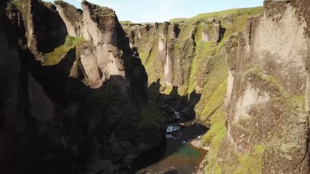 アイスランドのFjadrgljufur Canyonの空中ドローン映像 南東アイスランドの川の渓谷や風景の素晴らしい景色 峡谷の中からドローン映像だ 高品質4K映像 — ストック動画