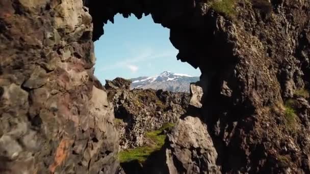 Egy Ablakon Repült Sziklába Snaefellsjokull Gleccser Hátul Látható Egy Lyukon — Stock videók