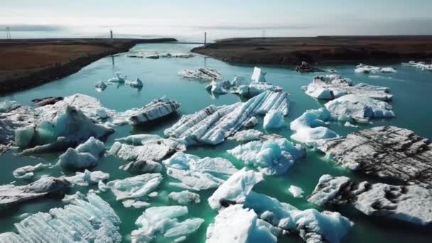 Aerial Drone Footage Icebergs Floating Jokulsarlon Glacier Lagoon Iceland Scenic — Vídeo de Stock