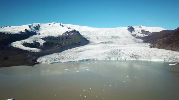 アイスランドの湖に浮かぶ氷山とFjallsarlon氷河ラグーンの空中ドローン映像 氷のバーグの景色 芸術的な自然氷の風景 アイスランドの氷解する氷河 気候変動 — ストック動画