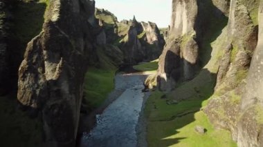 İzlanda 'daki Fjadrargljufur Kanyonu' nun insansız hava aracı görüntüleri. Güneydoğu İzlanda 'daki nehir kanyonu ve manzarası göz kamaştırıcı. Kanyonun içinden drone görüntüleri. Yüksek kalite 4k görüntü.