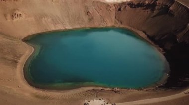 Yazın Viti Krateri 'nin 4K sinematik drone görüntüleri. İzlanda 'nın Hver Myvatn coğrafi bölgesi yakınlarındaki Askja caldera' da turkuaz suyu ve Oskjuvatn gölü ile jeotermal göl. Yüksek kaliteli görüntüler