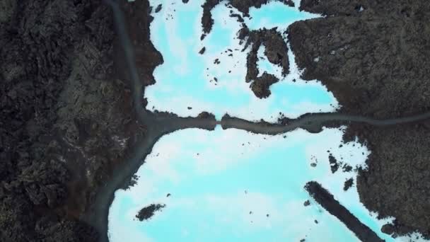 4K电影 蓝湖温泉 的空中无人机镜头 地热温泉 蓝色的水与黑色的地面形成反差 飞越开阔的自然游泳池 高质量的4K镜头 — 图库视频影像