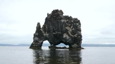 Hvitserkur kayası ya da okyanustaki kemer. İzlanda 'daki kayalıklar ve manzaralar. Yüksek kalite 4k görüntü.