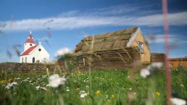 Исландская Церковь Типичным Каменным Заросшим Домом Покрытым Травами Исландии Северо — стоковое видео