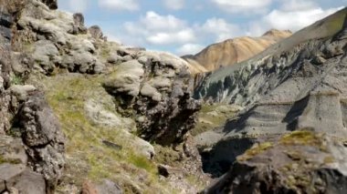 Landmannalaugar 'ın etrafındaki muhteşem dağlarla İzlanda manzarası. Yosun İzlanda 'daki lav tarlalarını kapladı. Yüksek kalite 4k görüntü