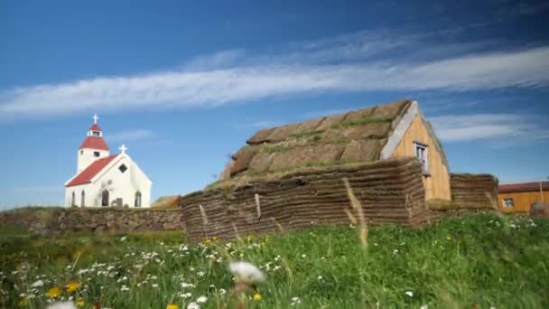 Исландская Церковь Типичным Каменным Заросшим Домом Покрытым Травами Исландии Северо — стоковое видео