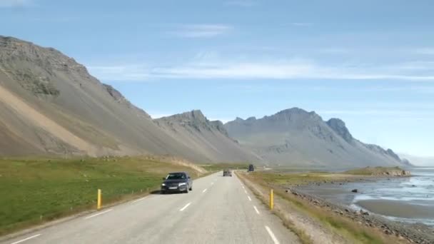 Вождение Автомобиля Исландии Дорожный Пейзаж Исландии Потрясающими Горами Вокруг Вестрахорн — стоковое видео