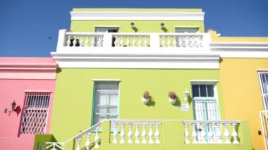 Cape Town 'da renkli evler. Bo Kapp ya da Bo-Kaap 'taki renkli evler Cape Town' un bir bölgesi olan Bo Kaap bile. Yüksek kalite 4k görüntü