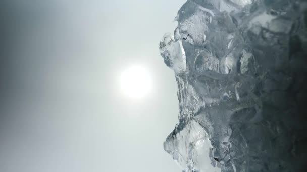 アイスランドのダイヤモンドビーチ 黒い火山ビーチの巨大な融解氷山のクローズアップ ダイヤモンドビーチの氷の塊 地球温暖化の概念 霧の晴れた天気 高品質4K映像 — ストック動画