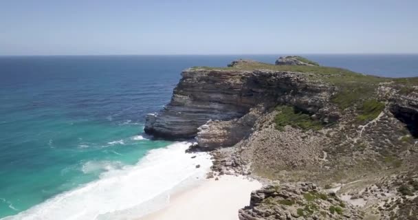 南非开普敦迪亚斯海滩的4K无人驾驶飞机镜头 在开普敦半岛 岩石悬崖和绿松石用白色沙滩清洁水 具有特定动植物群的角自然保护区 — 图库视频影像
