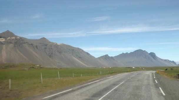 Вождение Автомобиля Исландии Дорожный Пейзаж Исландии Потрясающими Горами Вокруг Вестрахорн — стоковое видео
