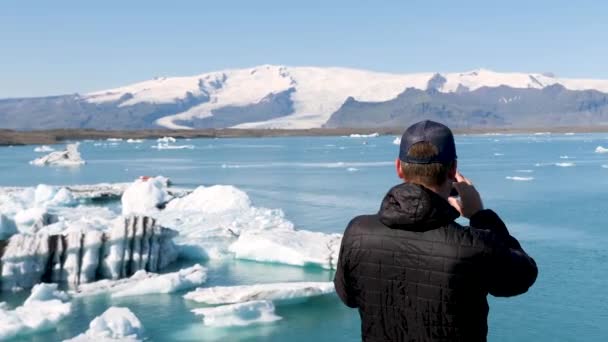Jokulsarlon Ισλανδία Απριλίου Άνθρωπος Που Βλέπει Λιμνοθάλασσα Του Παγετώνα Jokulsarlon — Αρχείο Βίντεο