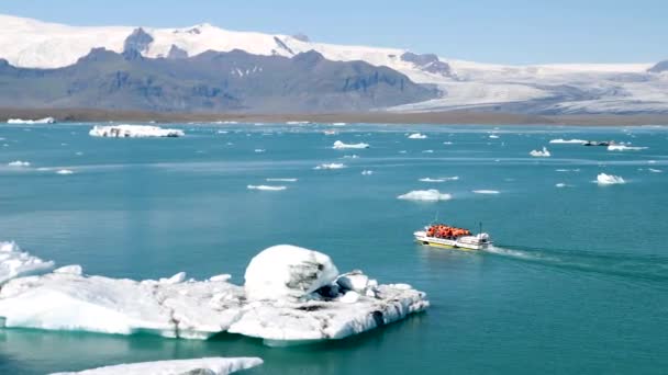아이슬란드 Jokulsarlon 영상에서 양서류 보트가 석호에서 사이를 항해하는 아치형의 빙하가 — 비디오