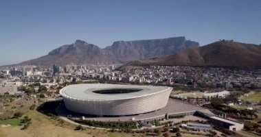 Table Mountain ve Lions Head 'in 4K hava aracı görüntüleri Güney Afrika Cape Town' da. Cape Town 'ın muhteşem hava manzarası. Cape Town Stadyumu 'nun arkasında masa dağı var. Cape Town Panoraması.