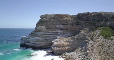 Diaz Sahili, Cape Town, Güney Afrika 'nın 4K hava aracı görüntüleri. Rocky Cliffs ve Turkuaz temiz su Cape Peninsula 'da beyaz kumlu plaj. Cape Point Doğa Koruma Alanı. Özel bir fauna ve bitki örtüsü var.