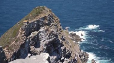 Cape Peninsula, Cape Town, Güney Afrika 'daki Rocky kayalıkları ve mavi temiz suyun 4K görüntüleri. Cape Point Doğa Koruma Alanı. Özel bir fauna ve bitki örtüsü var..
