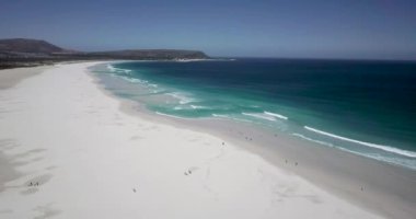 Noordhoek Long Beach 'in 4K hava aracı görüntüleri, Cape Town, Güney Afrika. Okyanus dalgalarının geniş görüşü. Turkuaz temiz su ve beyaz kumsal. Yüksek kalite 4k görüntü
