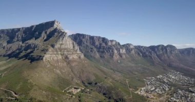 Masa Dağı 'nın 4K hava aracı görüntüleri ve 12 havari, Cape Town, Güney Afrika' daki Lions Head ve Kamp Koyu. Cape Town 'ın muhteşem hava manzarası. Lions Head, 12 havari.