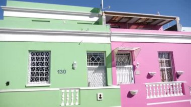 Cape Town 'da renkli evler. Bo Kapp ya da Bo-Kaap 'taki renkli evler Cape Town' un bir bölgesi olan Bo Kaap bile. Yüksek kalite 4k görüntü