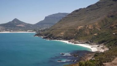 Cape Town, Güney Afrika 'daki doğanın 4K görüntüsü. Rocky Cliffs ve Turkuaz temiz su Cape Peninsula 'da beyaz kumlu plaj. Cape Point Doğa Koruma Alanı. Özel bir fauna ve bitki örtüsü var..