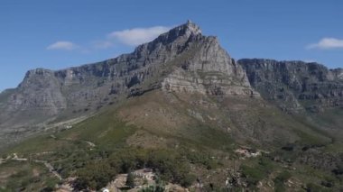 Cape Town, Güney Afrika 'daki Kamp Koyu ve 12 havarinin 4K sinematik görüntüleri. Kamp Koyu 'nun muhteşem manzarası. On iki havari.
