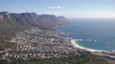 Masa Dağı 'nın 4K hava aracı görüntüleri ve 12 havari, Cape Town, Güney Afrika' daki Lions Head ve Kamp Koyu. Cape Town 'ın muhteşem hava manzarası. Lions Head, 12 havari.