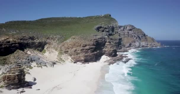 4K南アフリカ共和国ケープタウンのディアスビーチの空中ドローン映像 ケープ半島の白い砂浜がある岩の崖とターコイズブルーのきれいな水 特定の動物や植物と岬ポイント自然保護区 — ストック動画